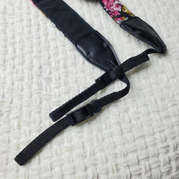NWOT Floral Camera Strap - Picture 2 of 3